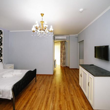 Rose Hotel Vake Tbilisi Buitenkant foto
