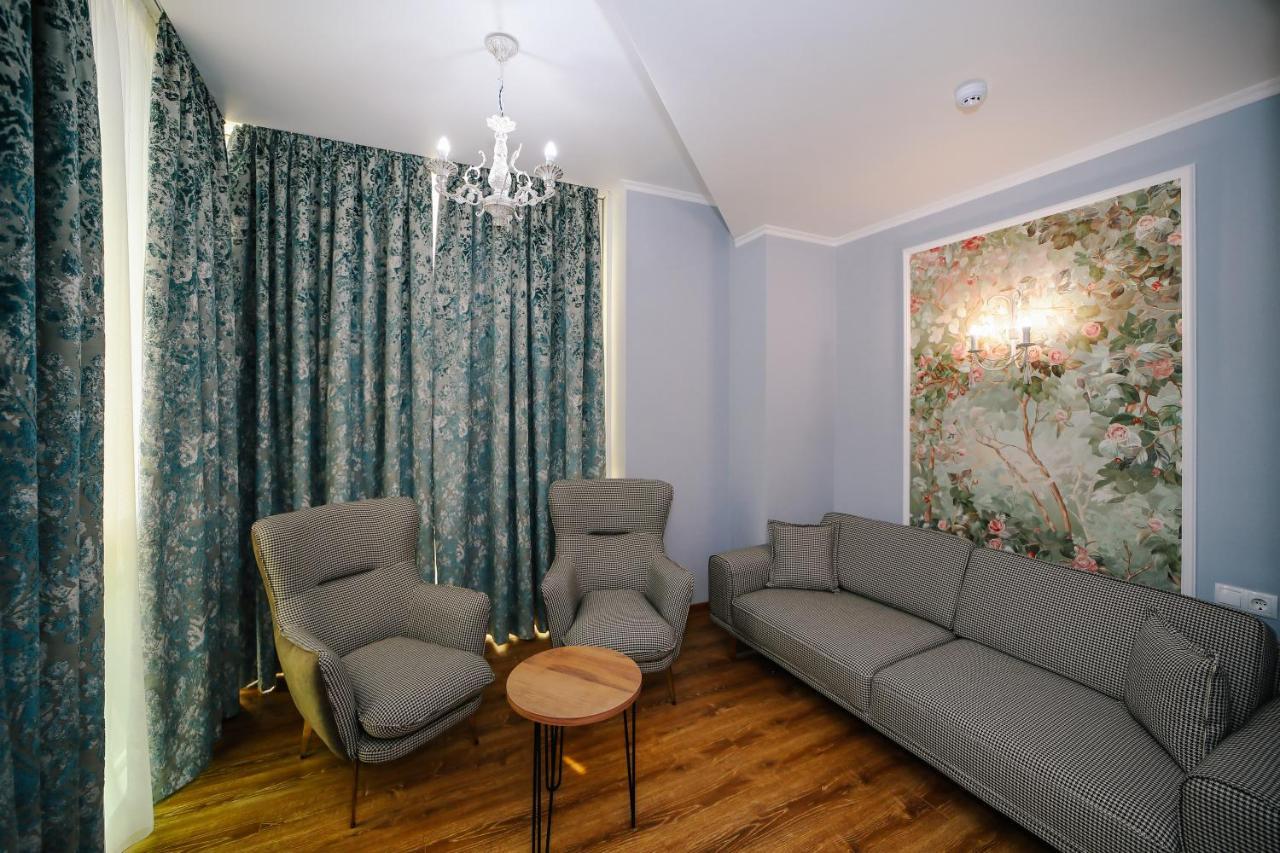 Rose Hotel Vake Tbilisi Buitenkant foto