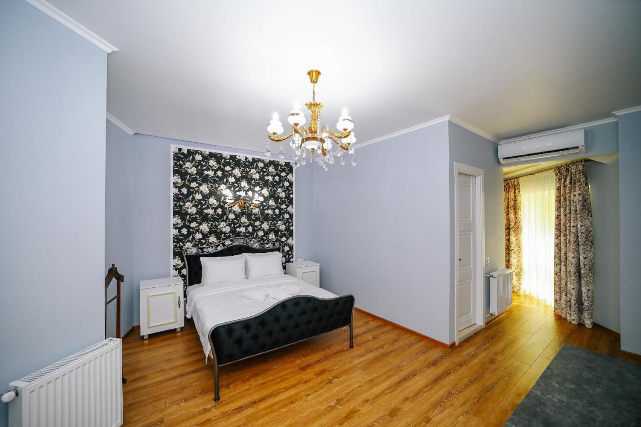 Rose Hotel Vake Tbilisi Buitenkant foto