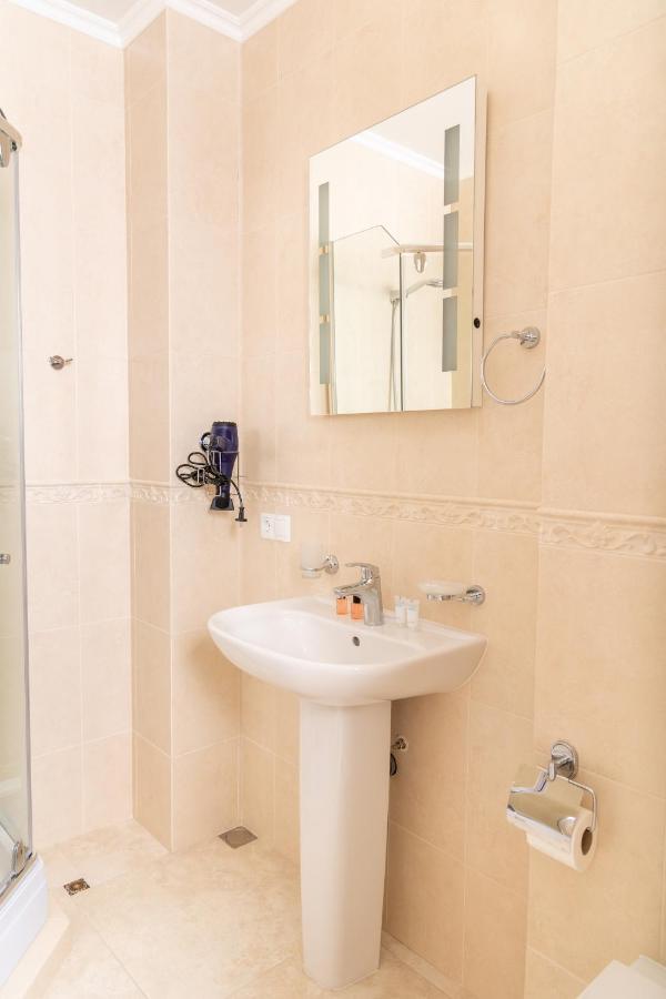 Rose Hotel Vake Tbilisi Buitenkant foto