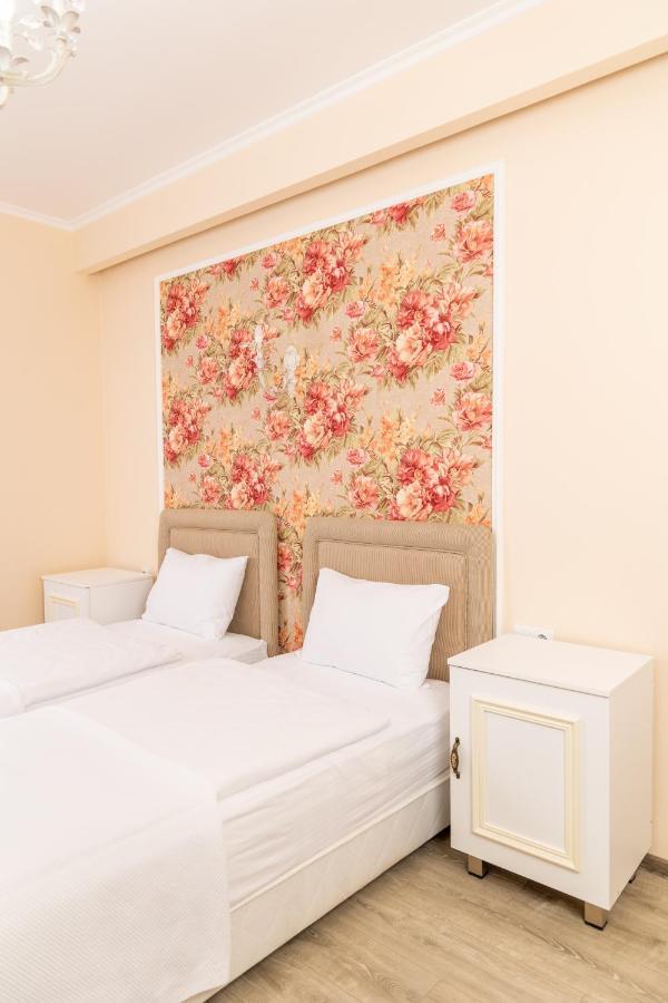 Rose Hotel Vake Tbilisi Buitenkant foto